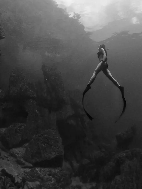 潛水拍照新姿勢，放下你的剪刀手，我們來這樣拍