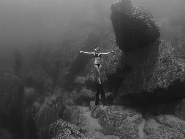 潛水拍照新姿勢，放下你的剪刀手，我們來這樣拍