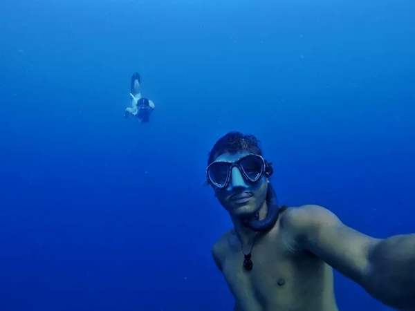 潛水拍照新姿勢，放下你的剪刀手，我們來這樣拍