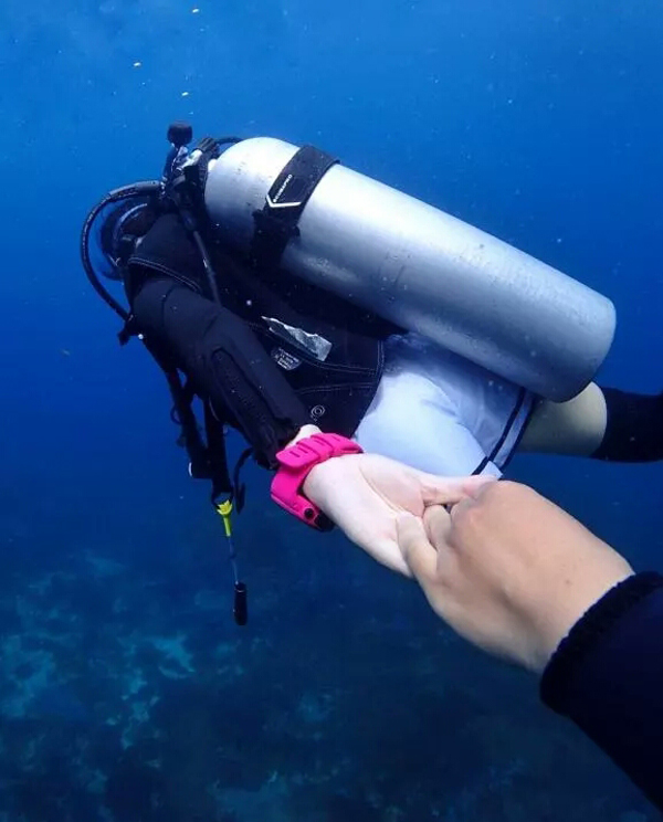 潛水拍照新姿勢，放下你的剪刀手，我們來這樣拍