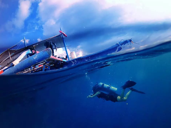 潛水拍照新姿勢，放下你的剪刀手，我們來這樣拍